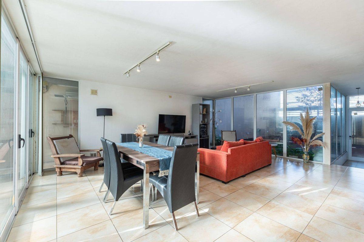 Foto de CASA EN VENTA LA PLATA COCHERA DOBLE Y PILETA, imagen 4