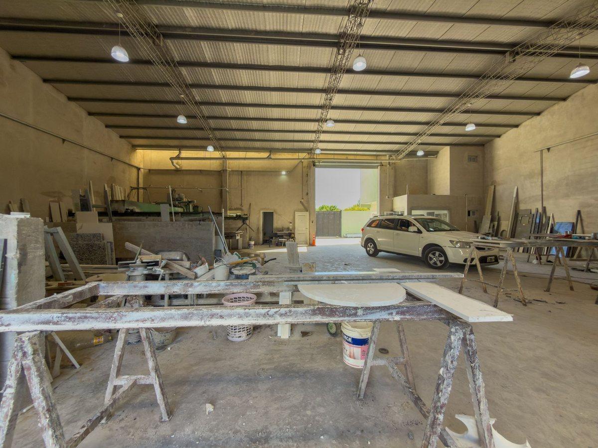 Foto de Galpón Venta La Plata con oficina y departamento., imagen 4