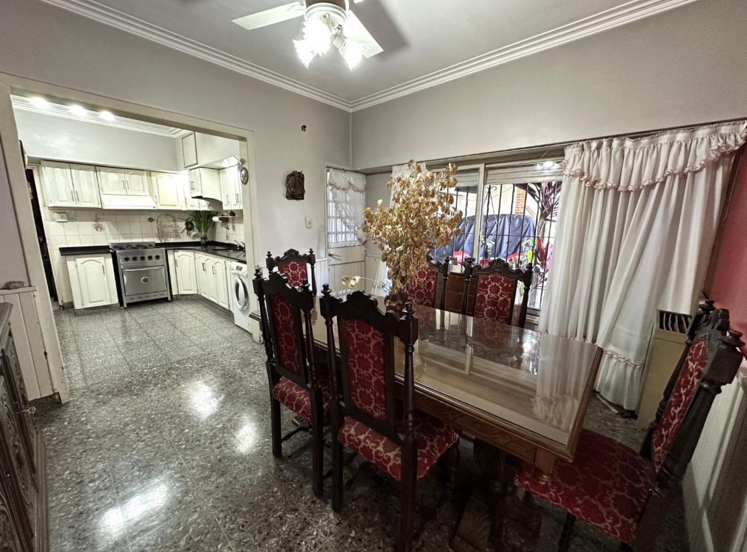 Foto de CASA EN VENTA LOMAS DE ZAMORA 4 AMBIENTES PARQUE, imagen 2