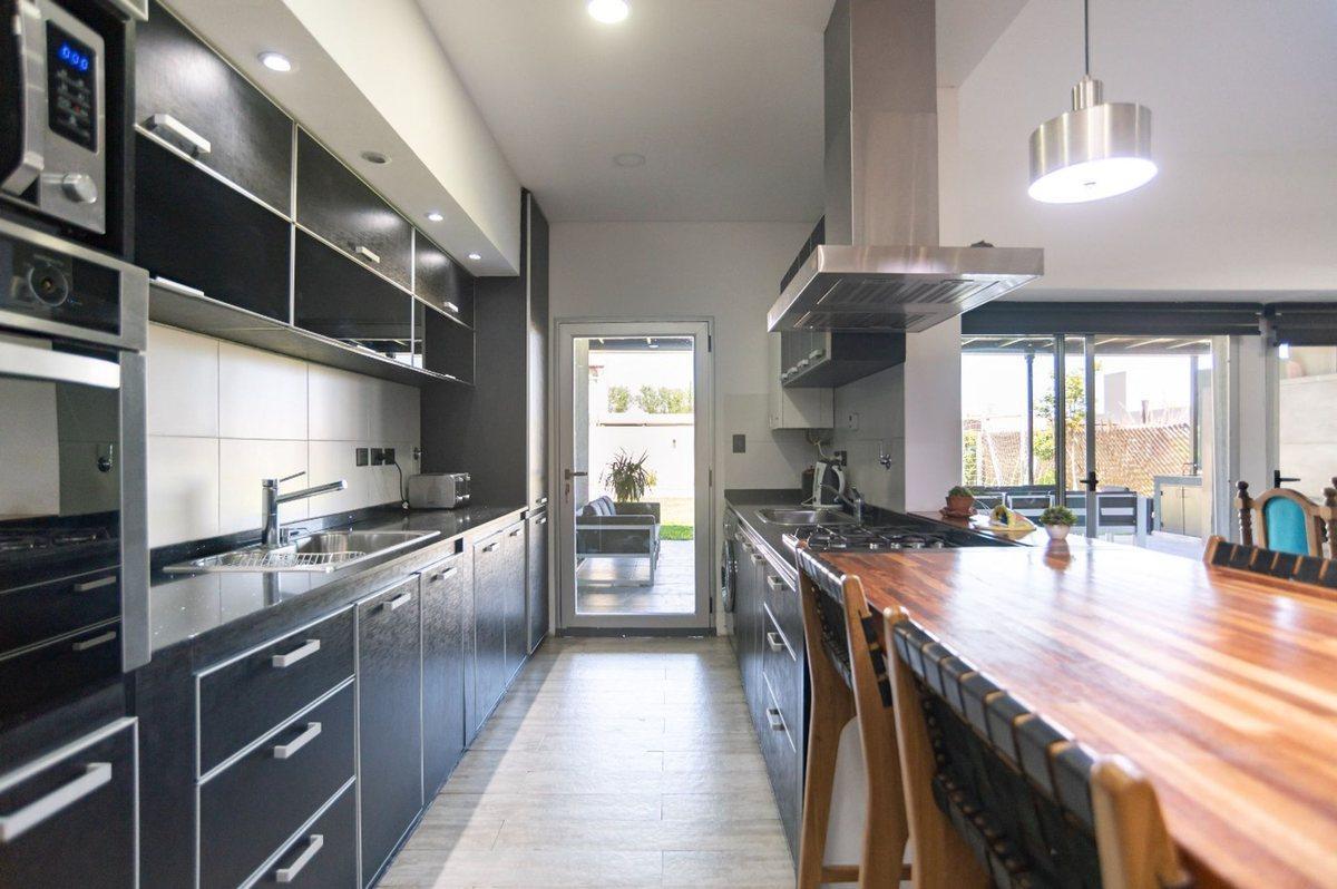 Foto de CASA EN VENTA CITY BELL 3 DORMITORIO PARQUE PILETA, imagen 5