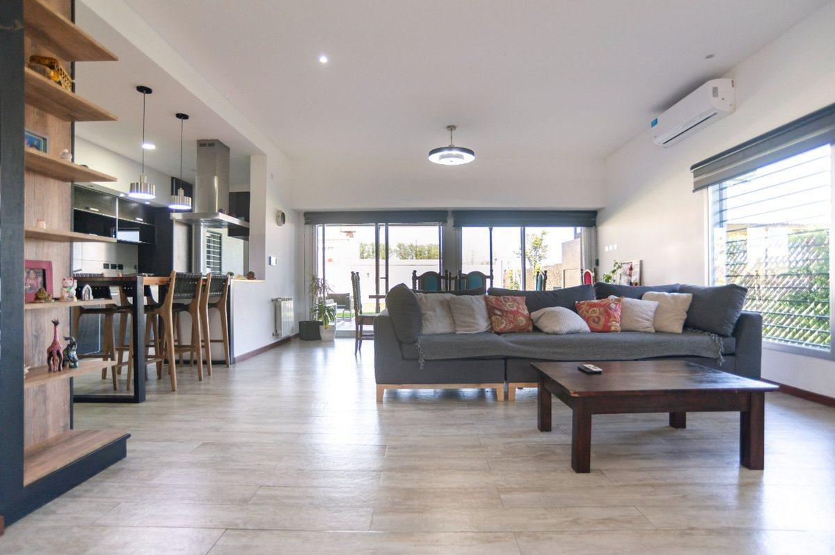 Foto de CASA EN VENTA CITY BELL 3 DORMITORIO PARQUE PILETA, imagen 2