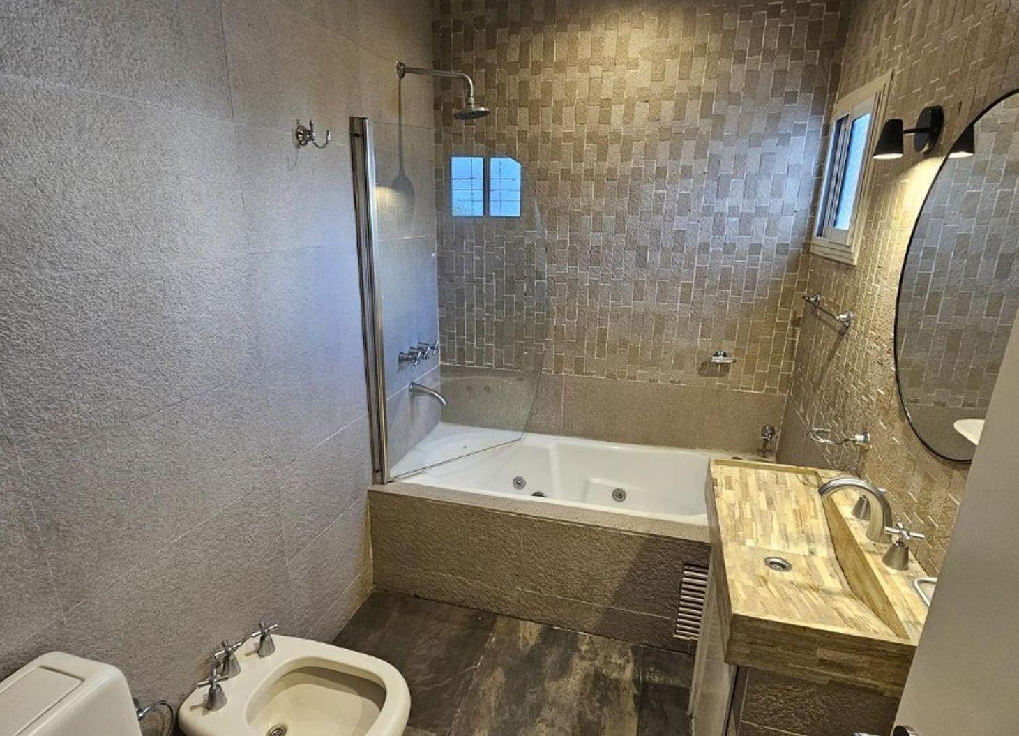 Foto de CASA EN VENTA AVELLANEDA 6 AMBIENTES, imagen 2