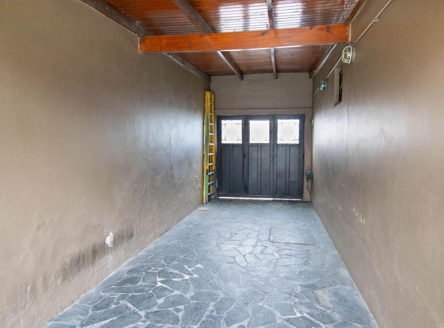 Foto de CASA VENTA LA PLATA 2 DORMITORIOS QUINCHO PILETA, imagen 4