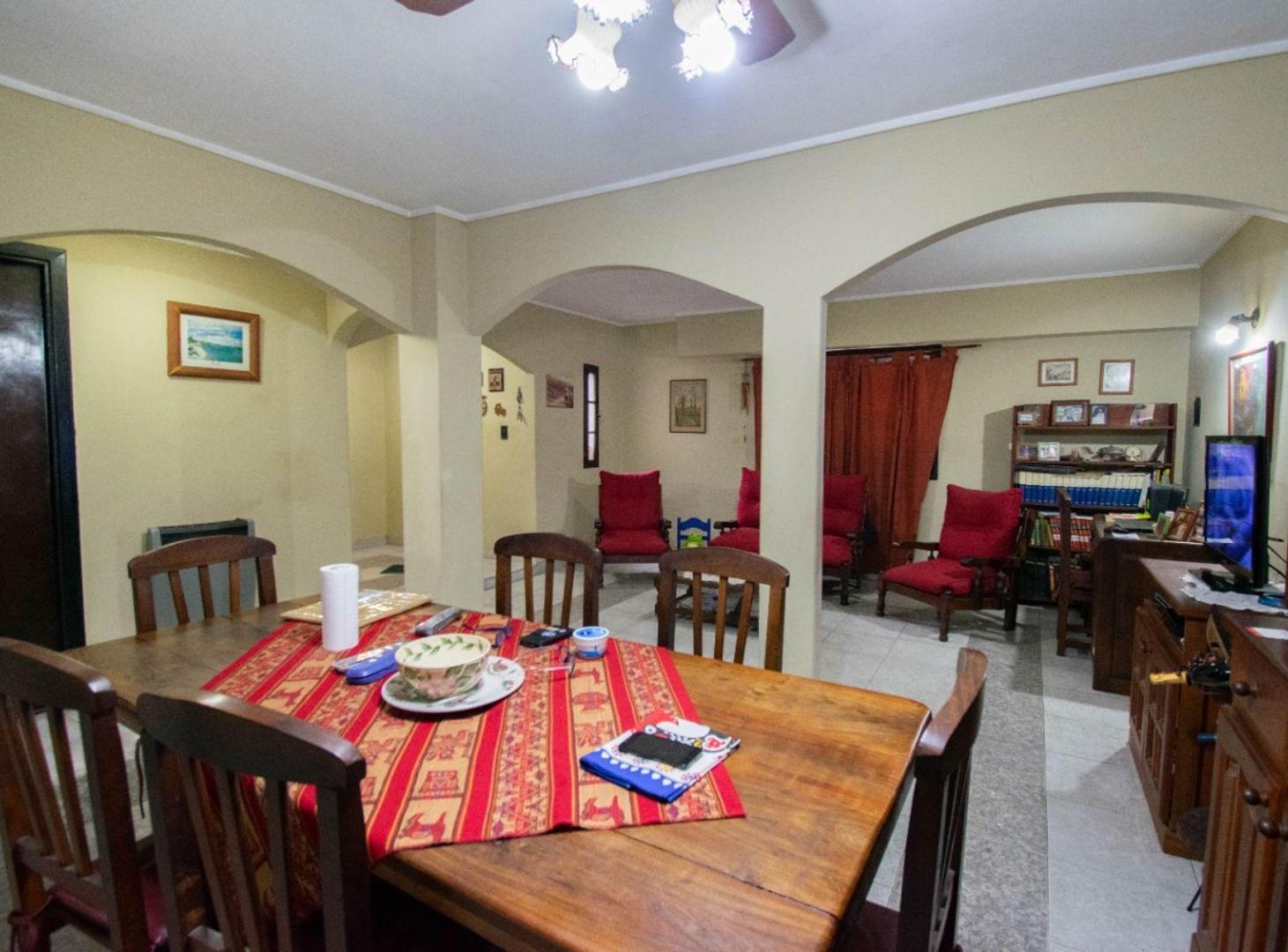 Foto de CASA VENTA LA PLATA 2 DORMITORIOS QUINCHO PILETA, imagen 2