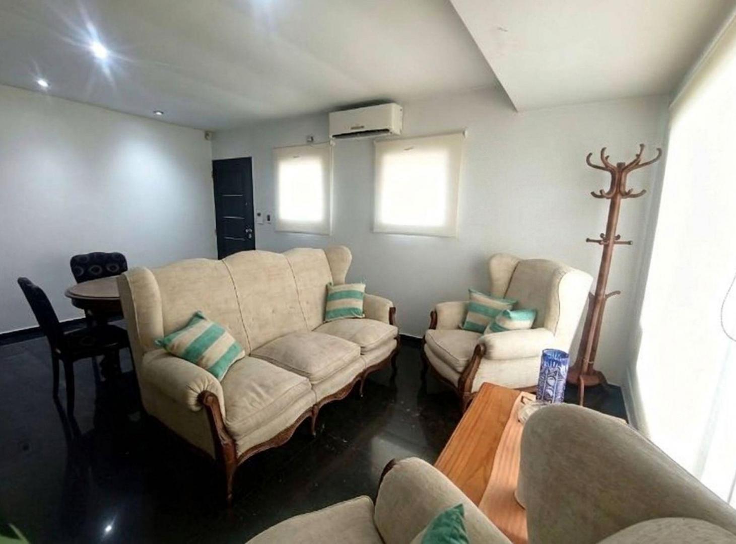Foto de CASA VENTA LA PLATA 1 DORMITORIO PARQUE Y COCHERA, imagen 2