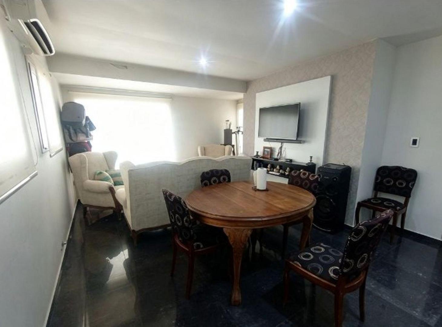 Foto de CASA VENTA LA PLATA 1 DORMITORIO PARQUE Y COCHERA, imagen 3