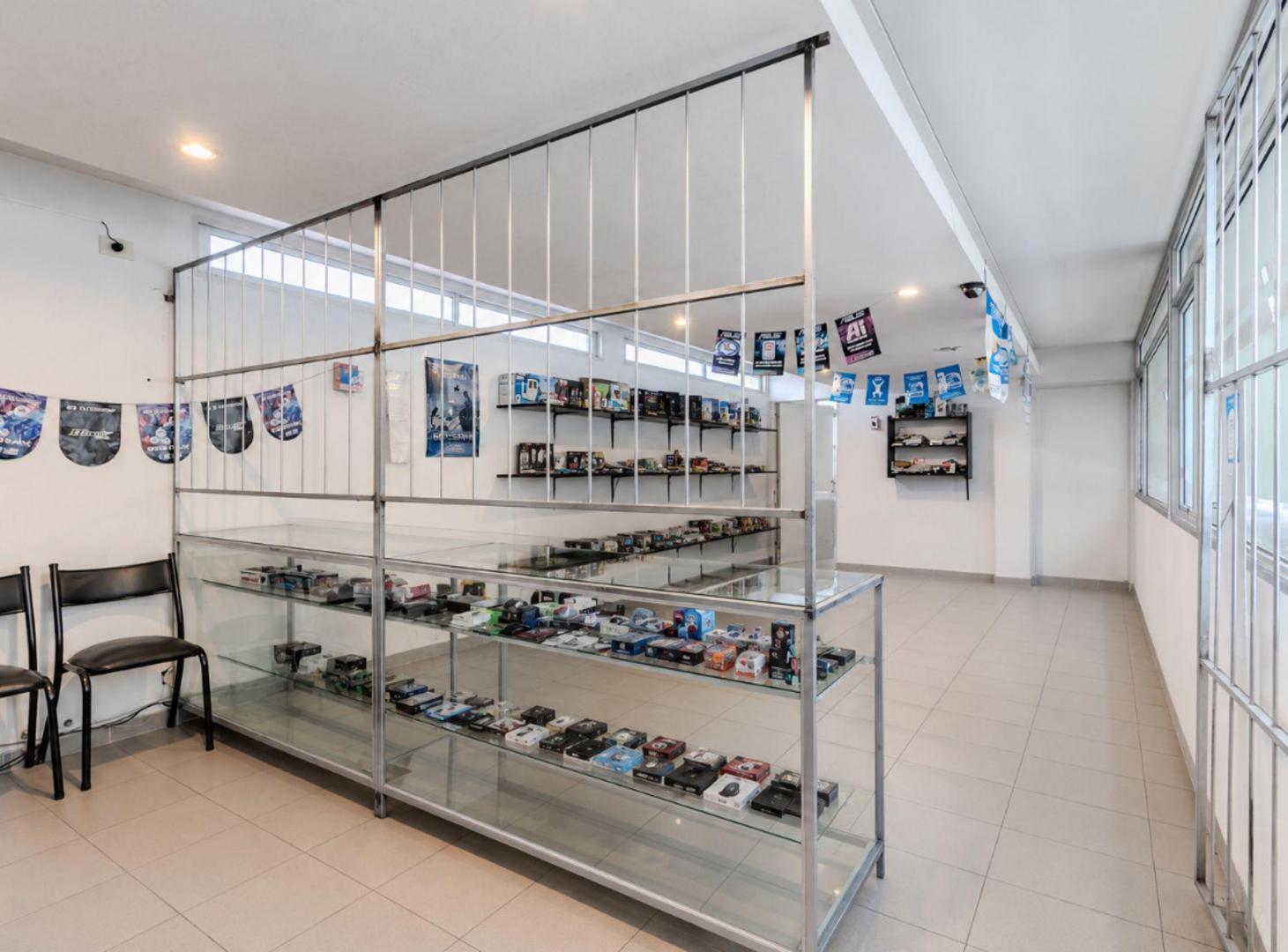 Foto de Local en venta en La Plata con cochera, imagen 1