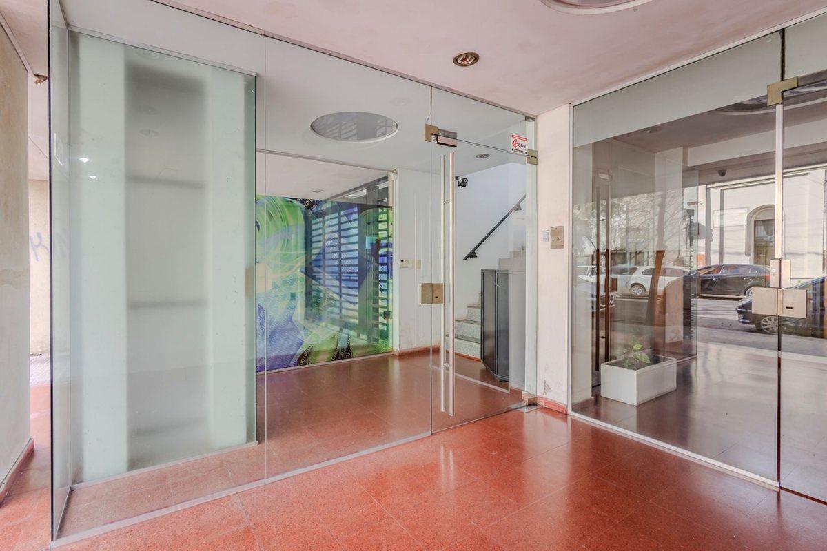 Foto de Local en venta en La Plata con cochera, imagen 3