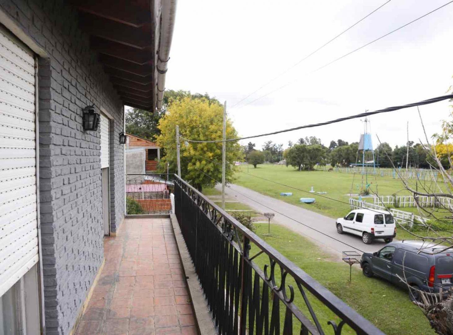 Foto de CASA EN VENTA ARTURO SEGUI 4 DORMITORIOS PATIO, imagen 2