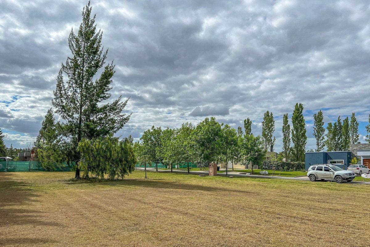 Foto de TERRENO EN VENTA CLUB MIRALAGOS, imagen 2