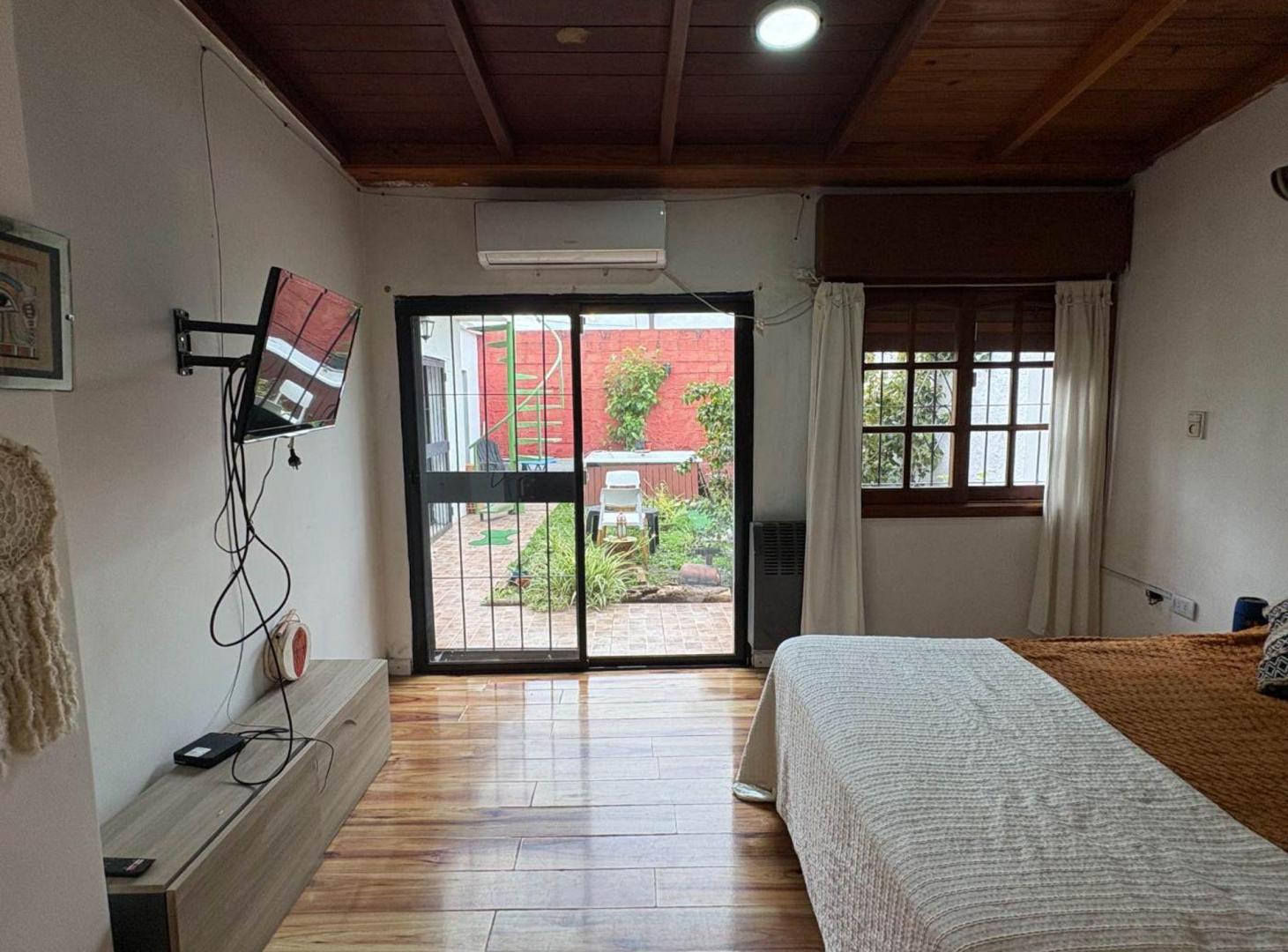 Foto de CASA CON COCHERA Y JARDIN EN VENTA LA PLATA, imagen 3