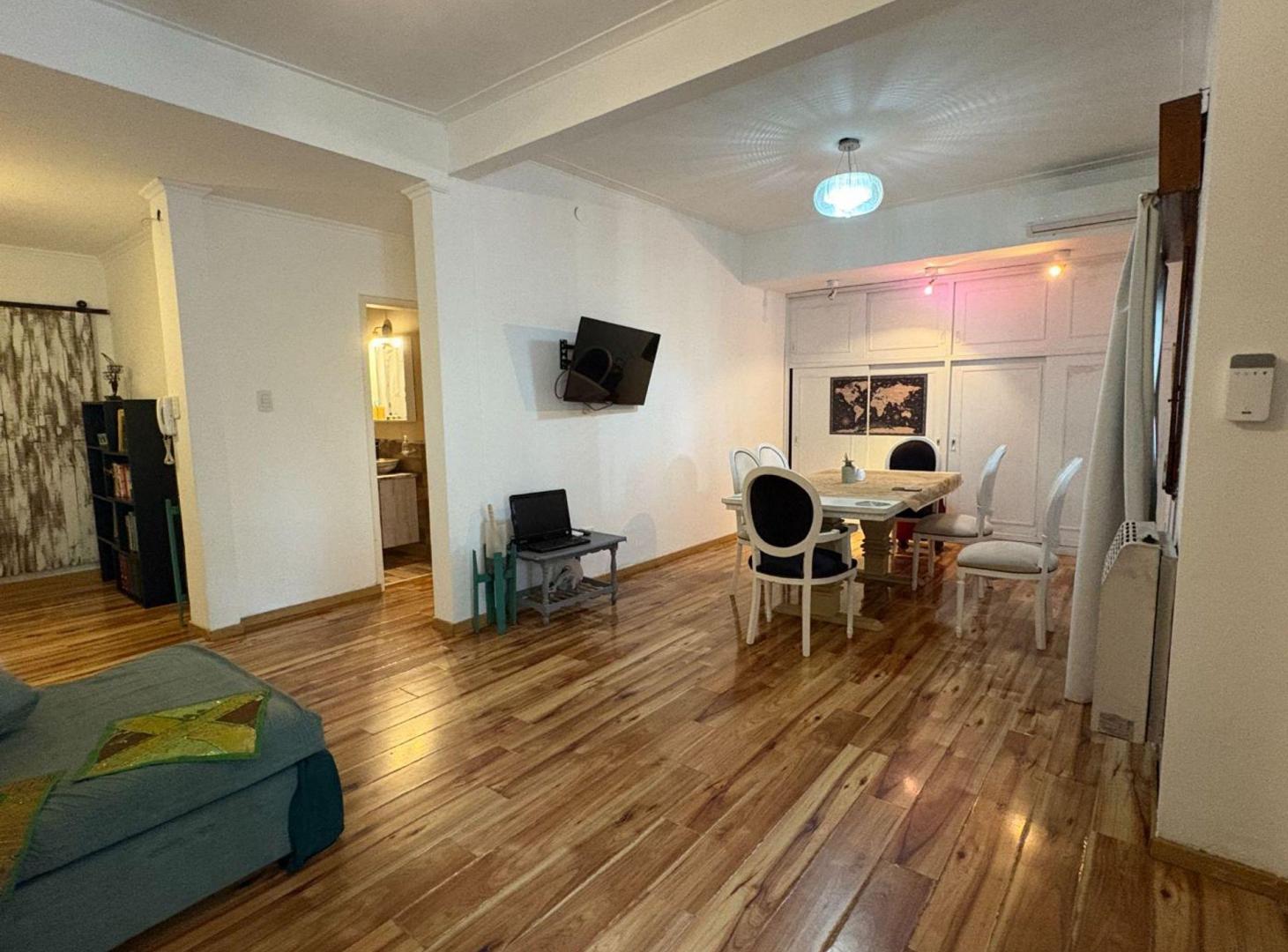 Foto de CASA CON COCHERA Y JARDIN EN VENTA LA PLATA, imagen 2