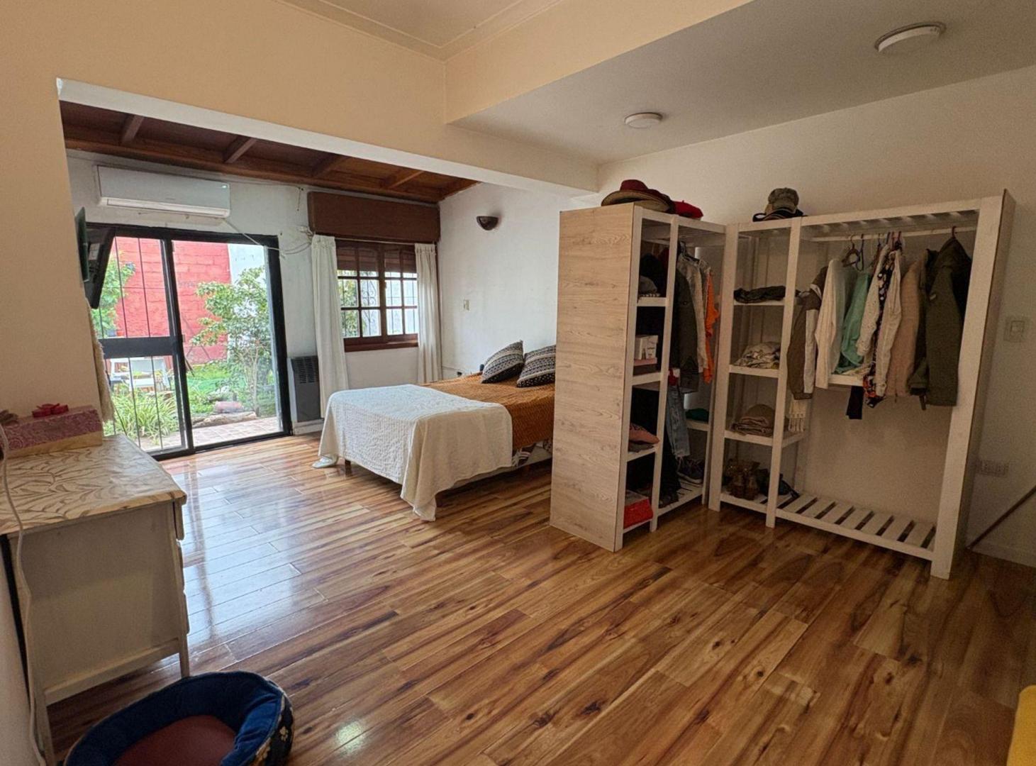 Foto de CASA CON COCHERA Y JARDIN EN VENTA LA PLATA, imagen 1