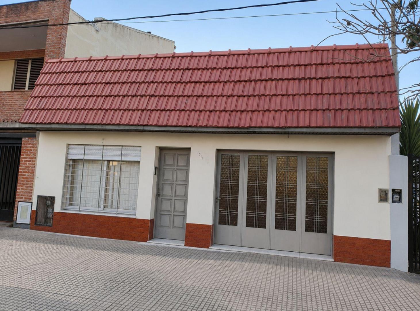 Foto de CASA EN VENTA LA PLATA 2 DORMITORIOS COCHERA PATIO, imagen 2