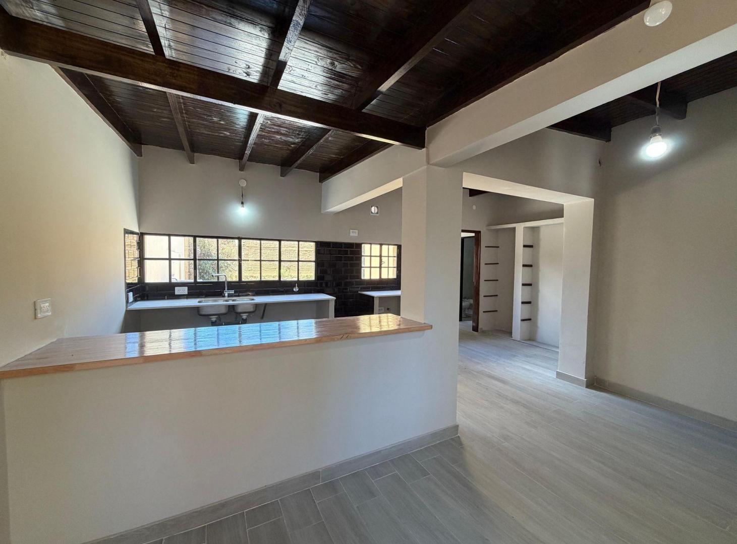 Foto de CASA VENTA LA PLATA 2 DORMITORIOS C/ COCHERA PATIO, imagen 2