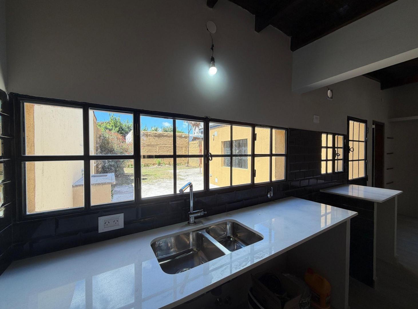 Foto de CASA VENTA LA PLATA 2 DORMITORIOS C/ COCHERA PATIO, imagen 3