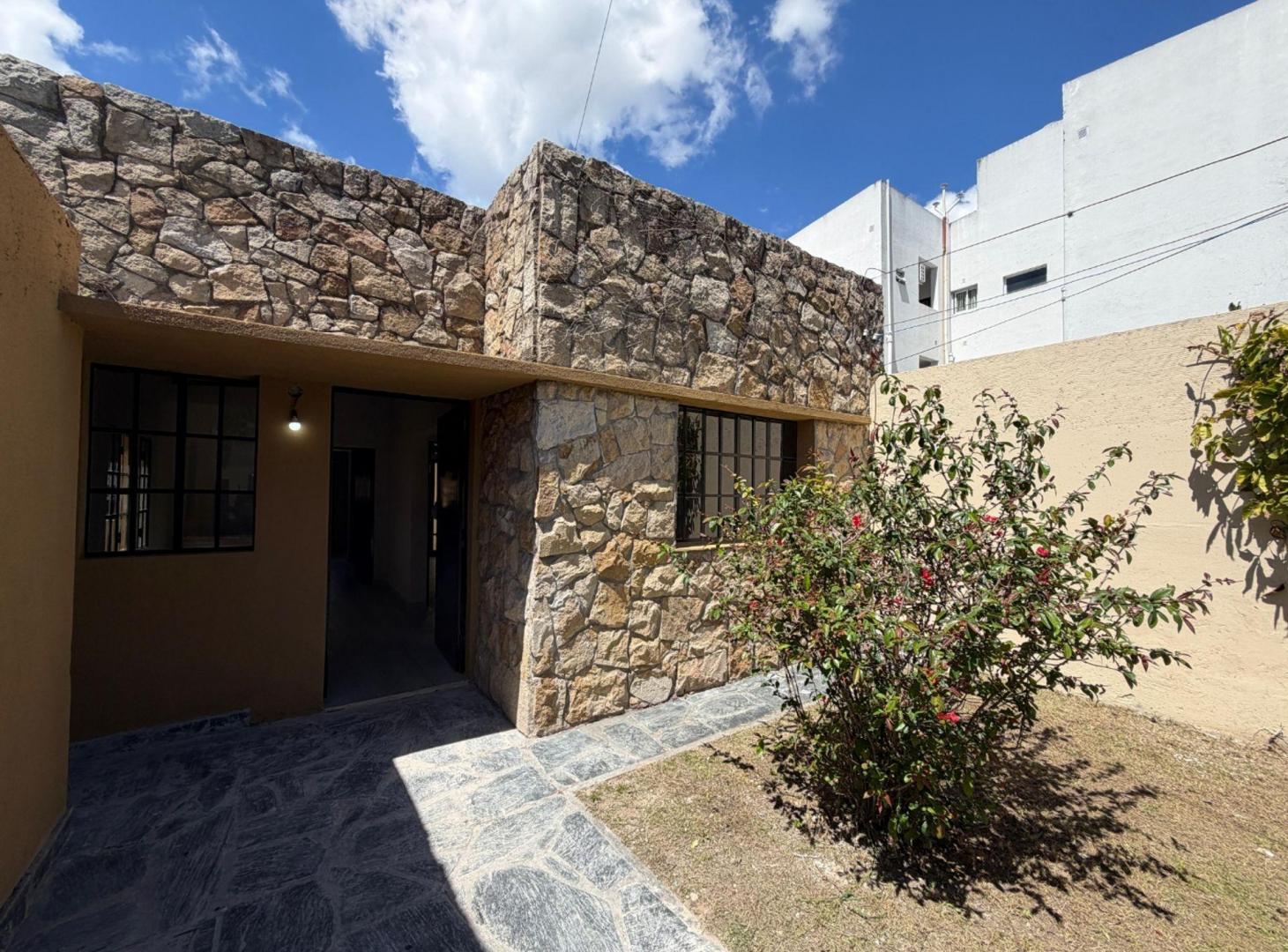 Foto de CASA VENTA LA PLATA 2 DORMITORIOS C/ COCHERA PATIO, imagen 5