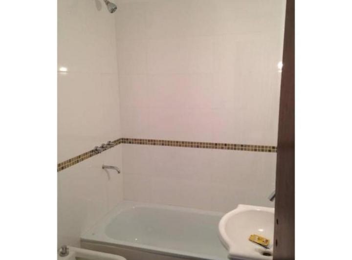 ALQUILER - Departamento 2 ambientes con cochera y baulera en Lamadrid casi. V. Lopez -$500.000 4