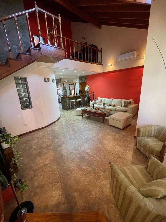 VENTA - Casa 5 amb. con jardin, pileta y quincho en Quilmes