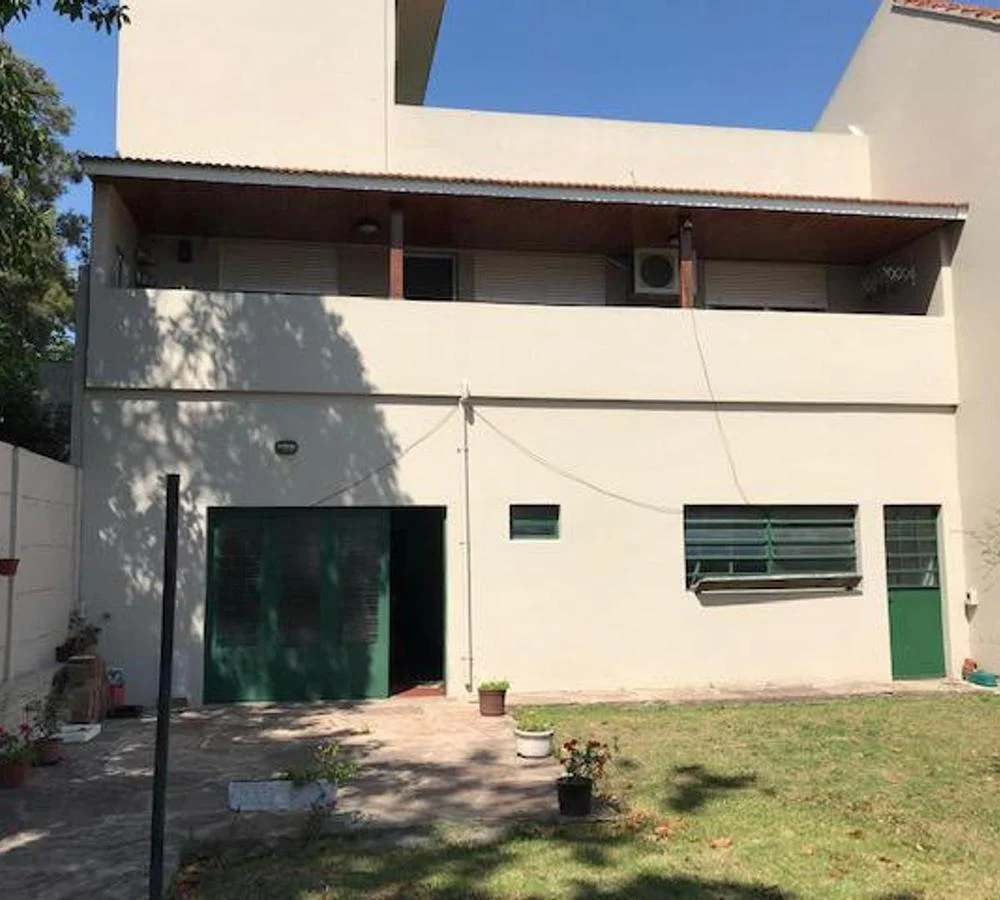 VENTA - Casa 3 amb. c/ local, cochera y amplio jardin en Qui