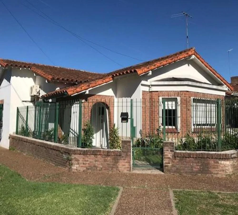oportunidad Casa 4 amb con cochera u$s 115.000- Quilmes