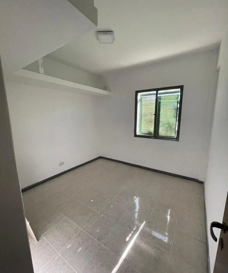 ALQUILER- Depto 4 ambientes en 2do piso por escalera - BERNAL OESTE 2