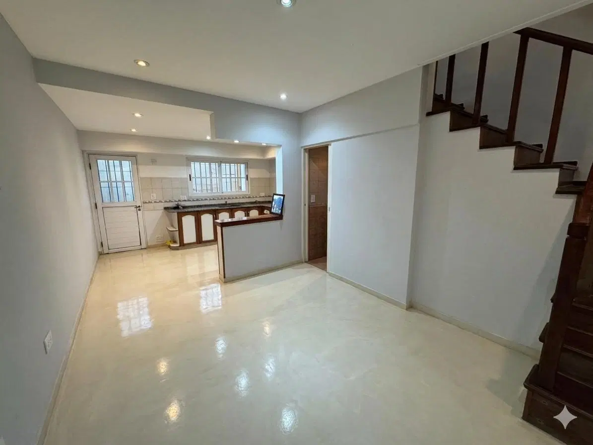 VENTA - Excelente PH tipo triplex con cochera cubierta - APTO PERMUTA - USD110.000 1