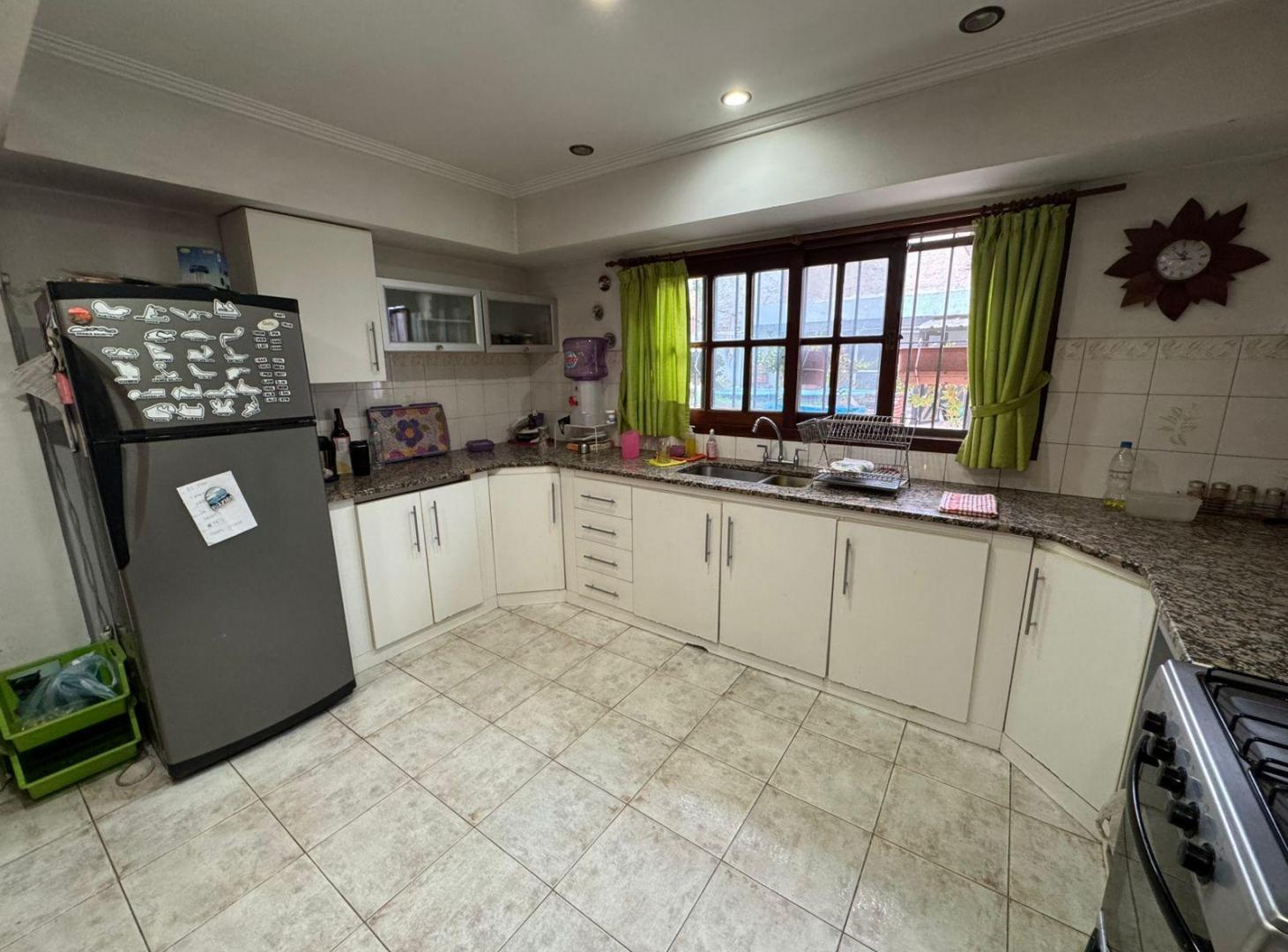 VENTA - Amplia casa 4 amb. con pileta, parrilla y quincho - USD 150.000