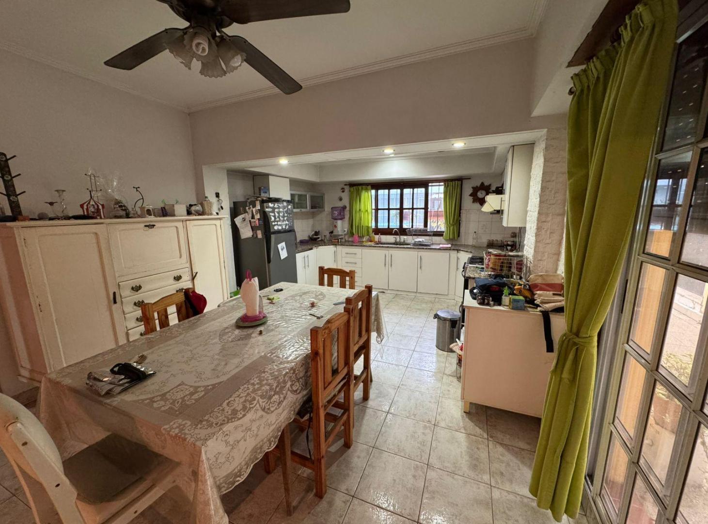 Foto de VENTA - Amplia casa 4 amb. con pileta, parrilla y quincho - USD 150.000, imagen 3