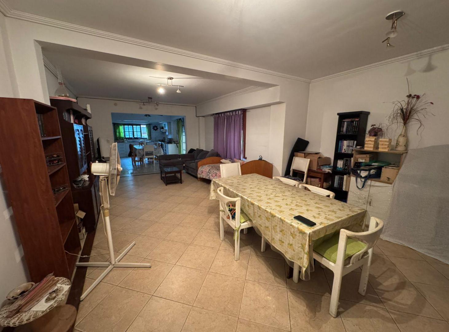 Foto de VENTA - Amplia casa 4 amb. con pileta, parrilla y quincho - USD 150.000, imagen 2