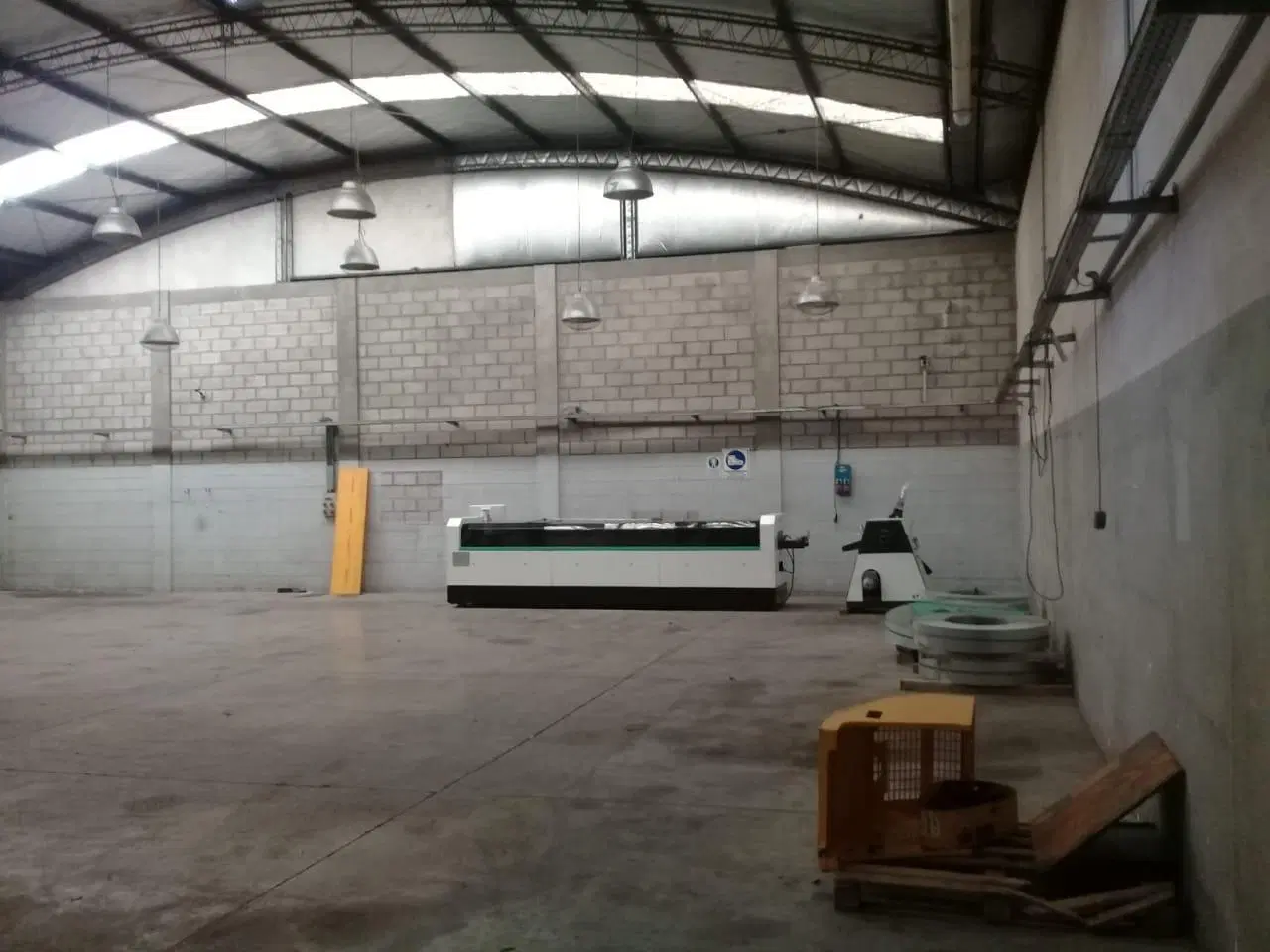 Venta Galpón 1200 m2 cubiertos en Caseros 5