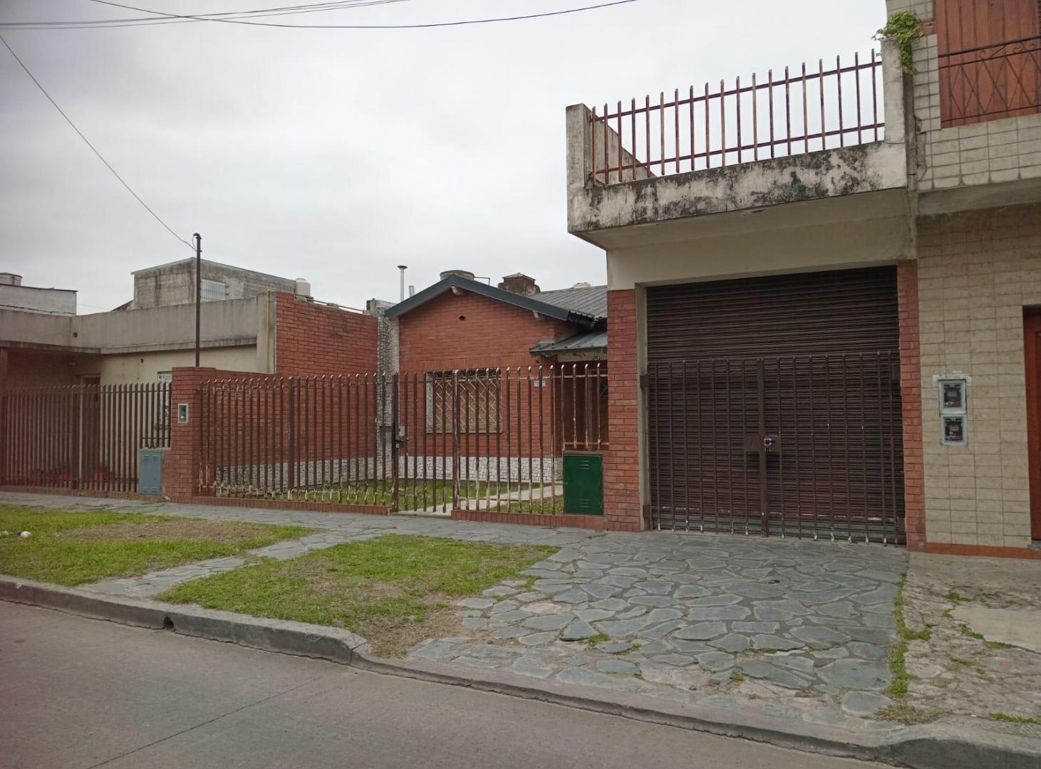 Foto de Alquiler Casa de 4 ambientes de 370 m2 de terreno en Villa Santos Tesei, imagen 3