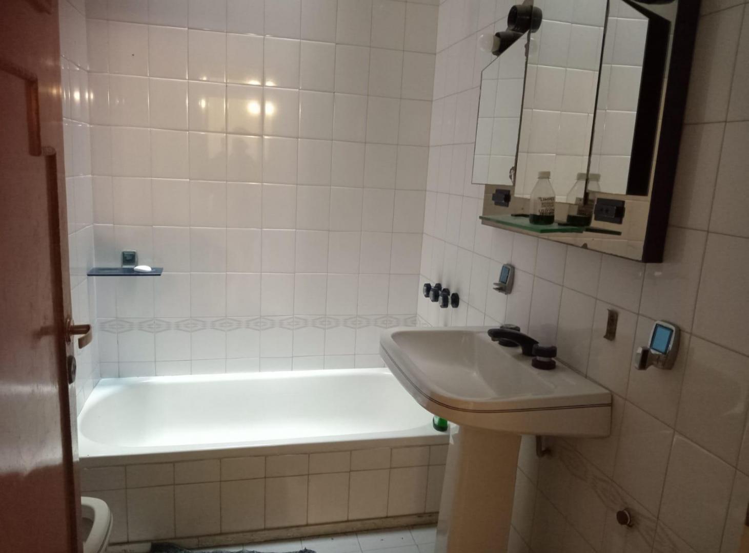 Foto de Alquiler Casa de 4 ambientes de 370 m2 de terreno en Villa Santos Tesei, imagen 5
