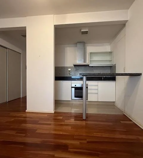 Oficina de 1 ambiente dividido con cochera 3