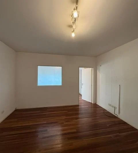 Oficina de 1 ambiente dividido con cochera 1