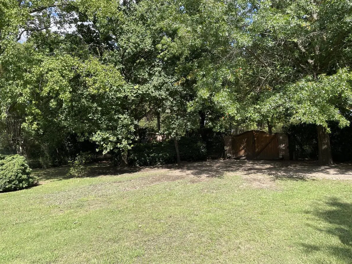 Casa en Venta con pileta terreno de 3400 mts2 en Funes 2