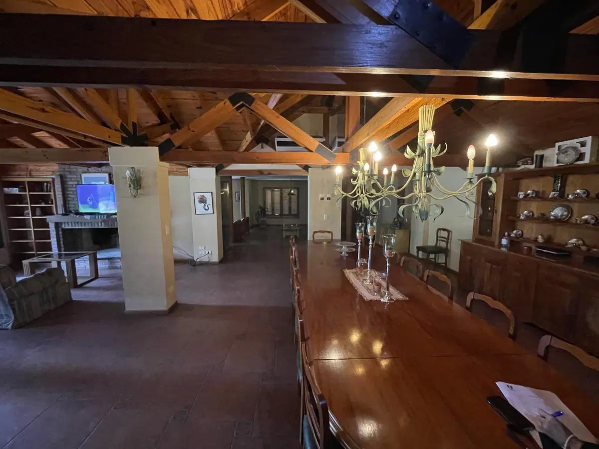 Casa en Venta con pileta terreno de 3400 mts2 en Funes 4