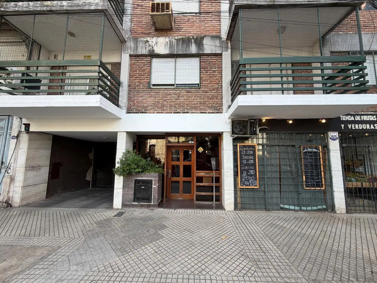 Departamento en venta dos dormitorios, patio, galería y cochera en Rosario - Pichincha 4