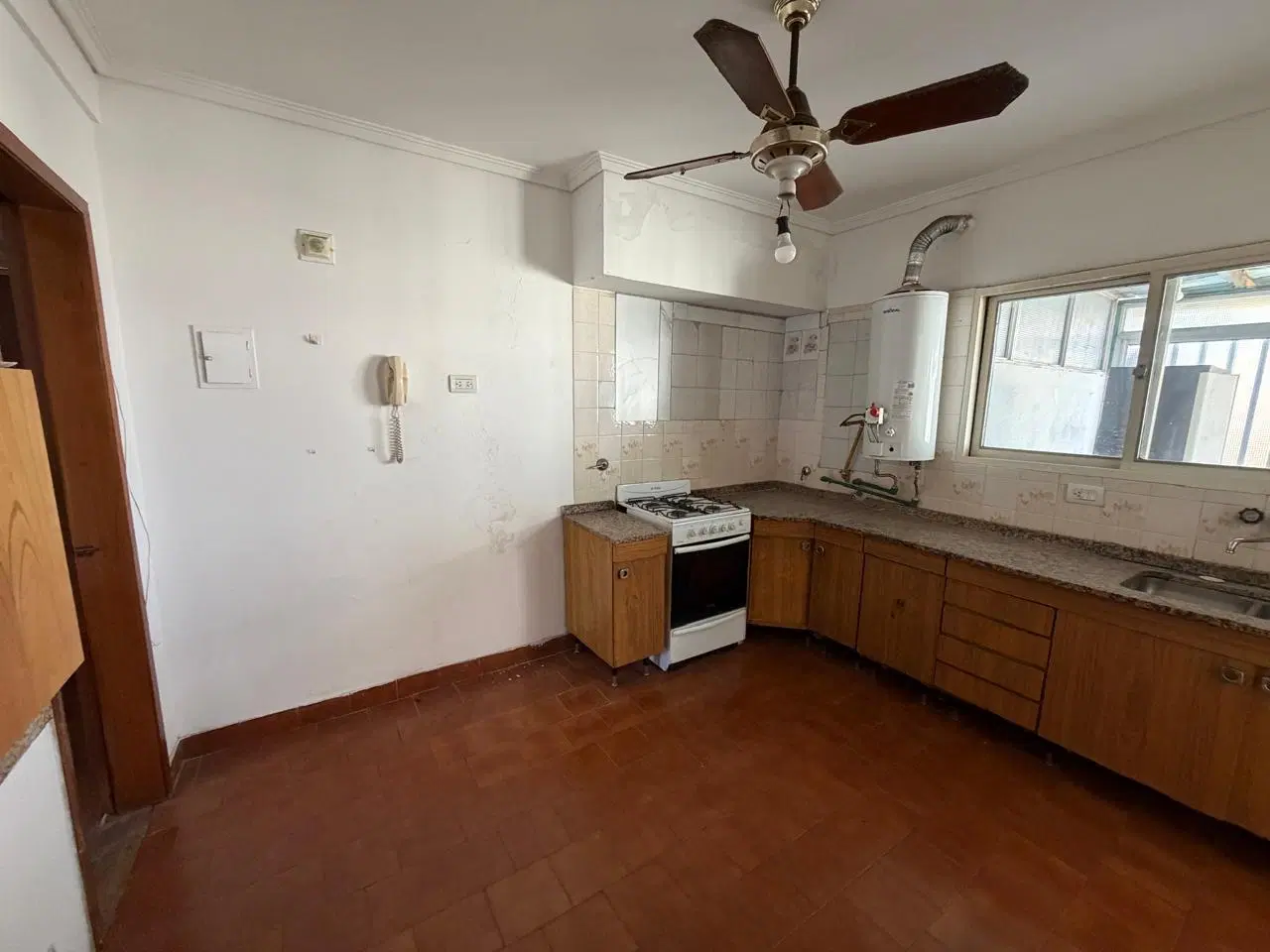 Departamento en venta dos dormitorios, patio, galería y cochera en Rosario - Pichincha 5