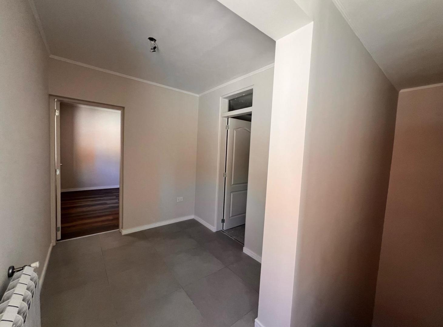 Venta casa de pasillo de 3 dormitorios en barrio Lourdes, Rosario.