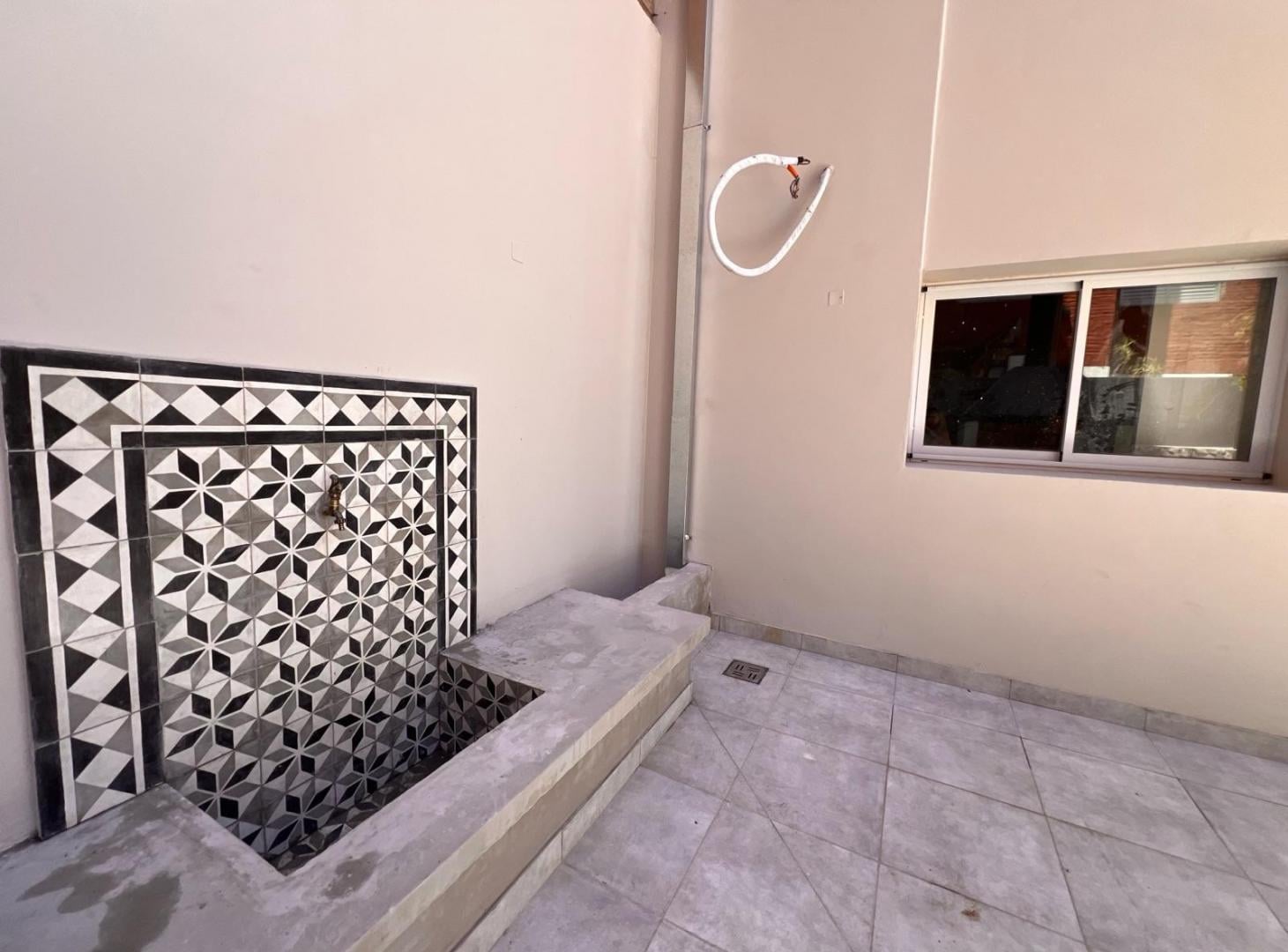Venta casa de pasillo de 3 dormitorios en barrio Lourdes, Rosario.