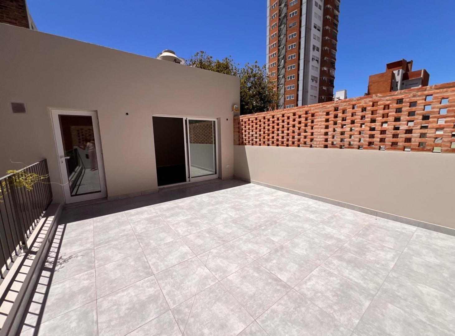 Venta casa de pasillo de 3 dormitorios en barrio Lourdes, Rosario.