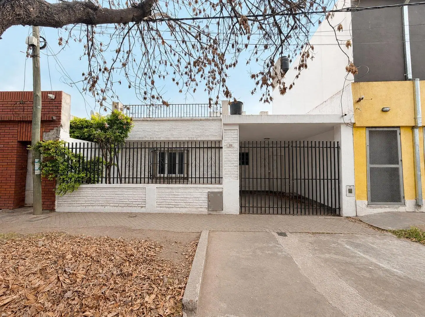 Casa en venta dos dormitorios con garage y patio en Fisherton-Rosario 2