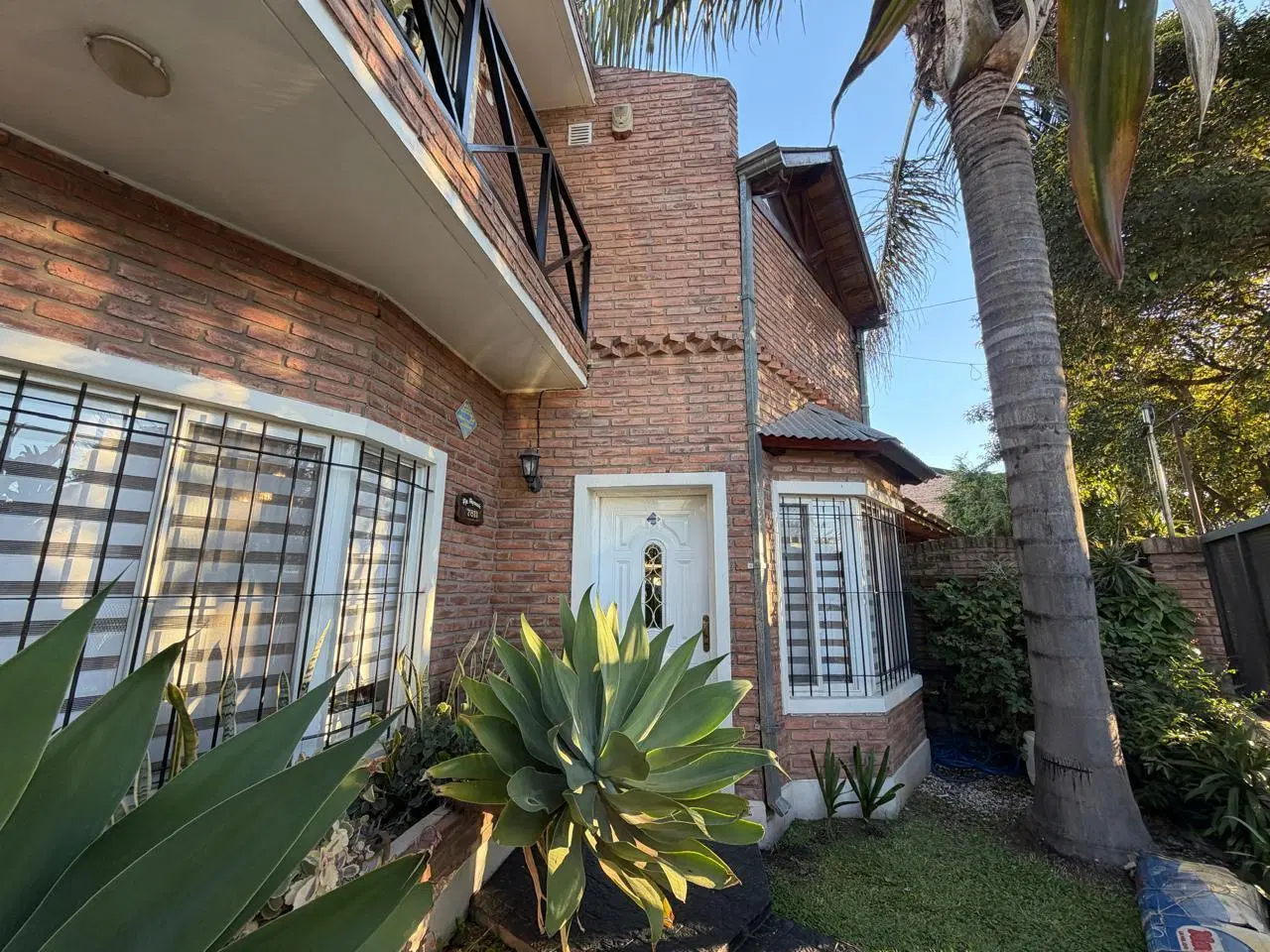 Casa en Alquiler 4 dormitorios, quincho con parrilla y cochera en Fisherton - Rosario 2