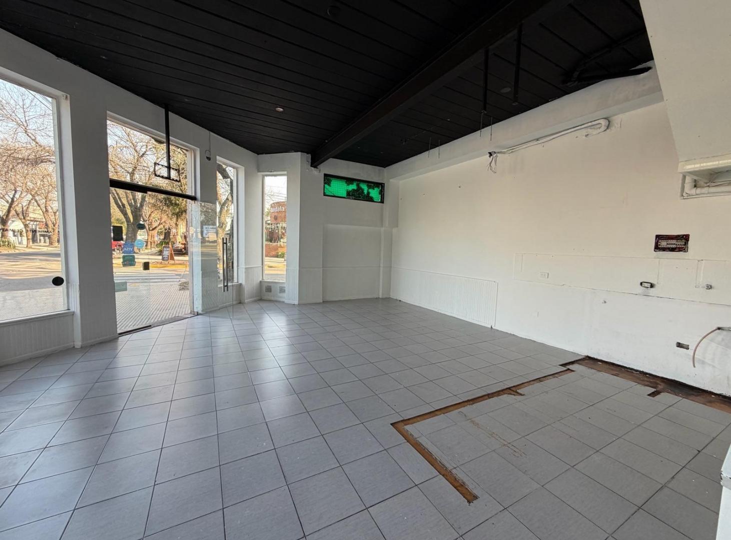 Foto de Local comercial en Alquiler, ubicación privilegiada en Funes, imagen 4