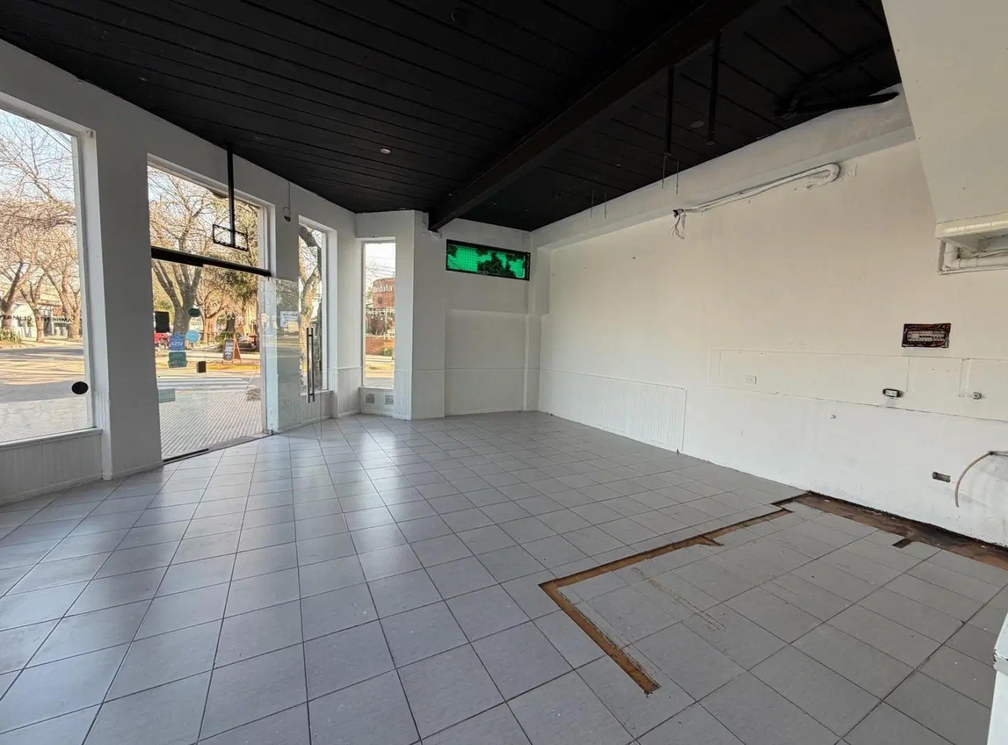 Local comercial, ubicación privilegiada en Funes 4