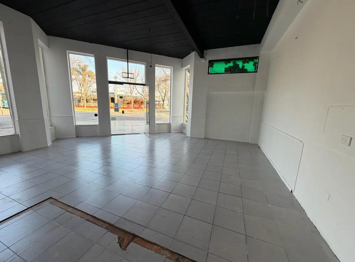 Local comercial, ubicación privilegiada en Funes 2