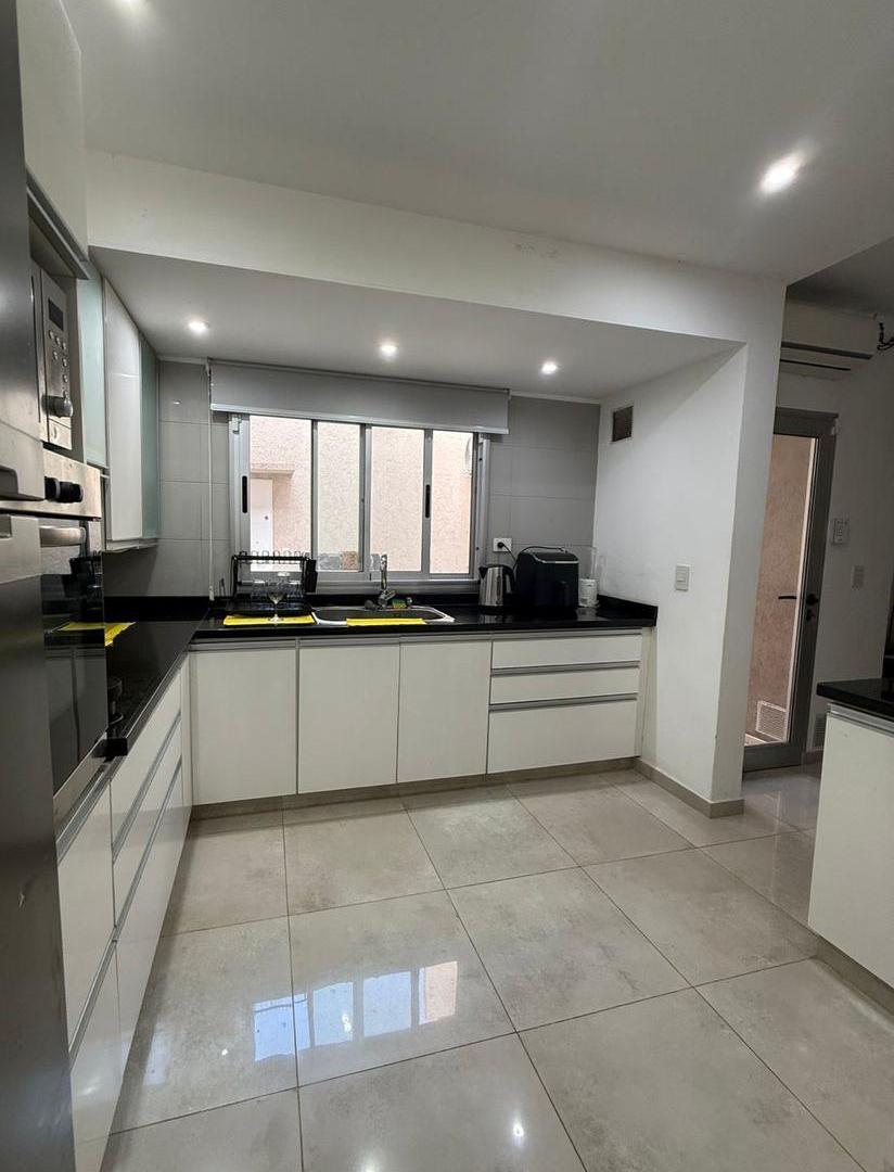 Foto de Casa de pasillo dos dormitorios, patio en Urquiza 2100 - Centro, imagen 3