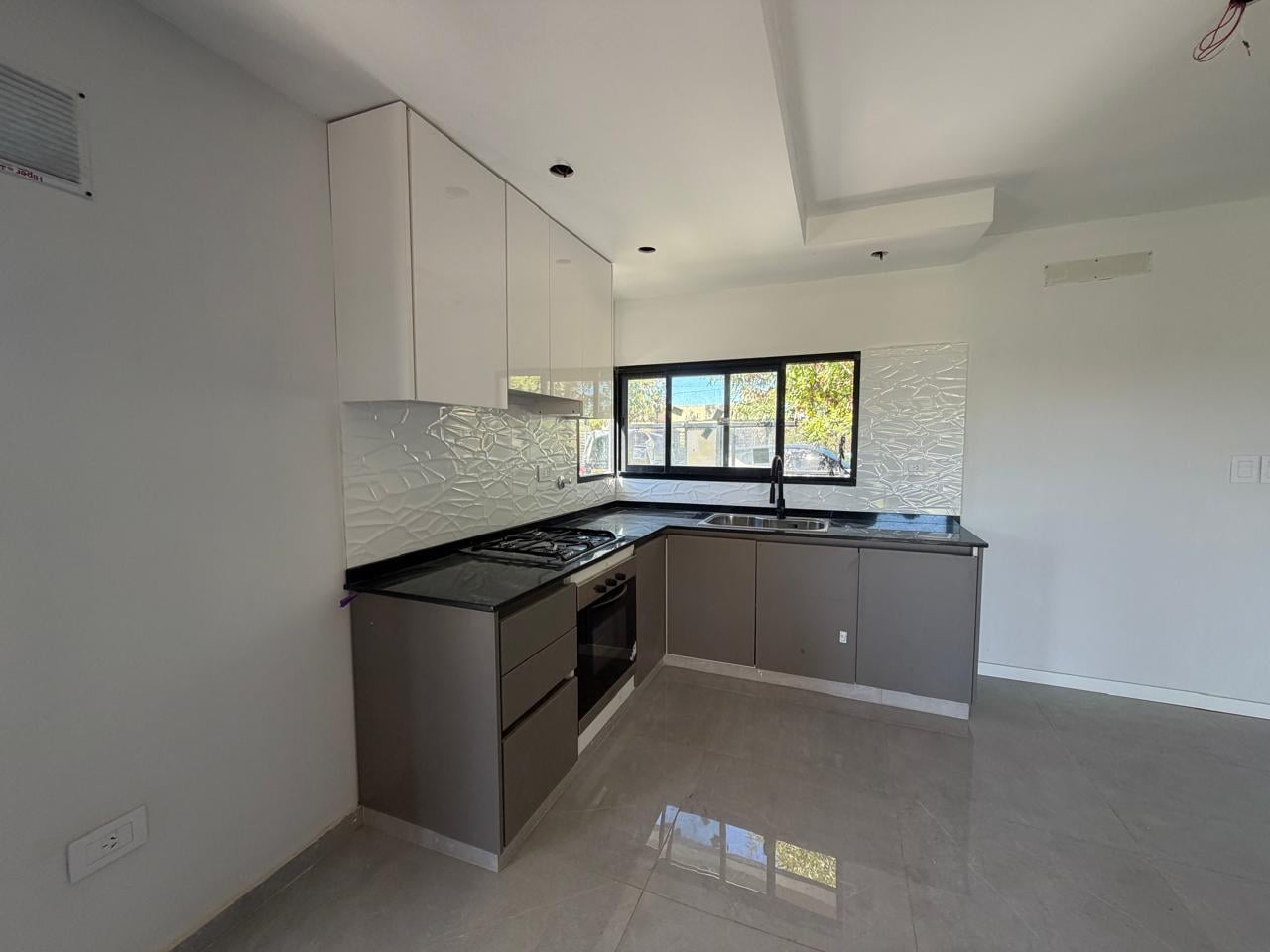 Foto de Casa en venta dos dormitorios, pileta, cochera, barrio Las Tardes, imagen 1
