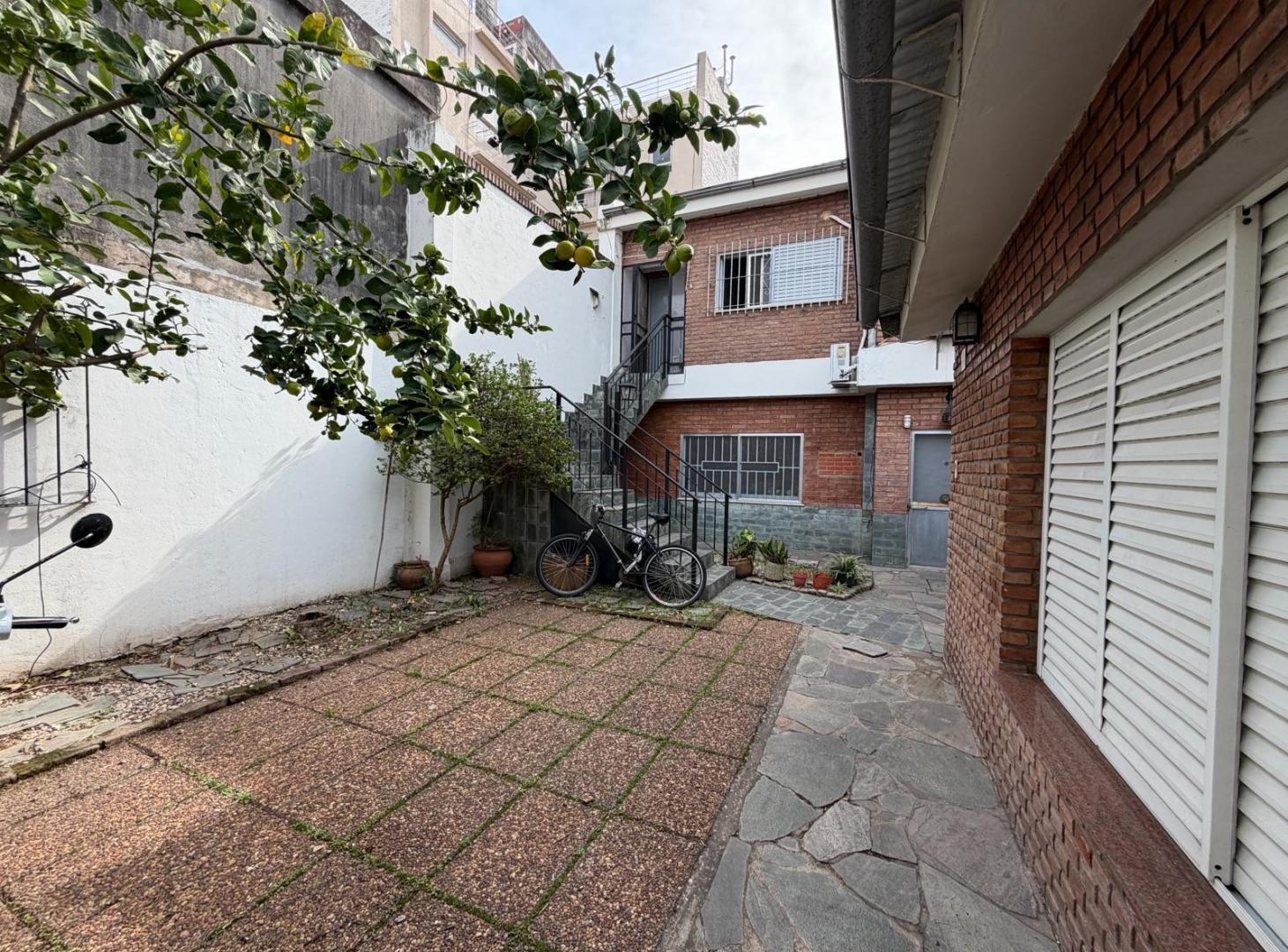 Foto de Casa en venta de 4 dormitorios y cochera en barrio Luis Agote, Rosario, imagen 1